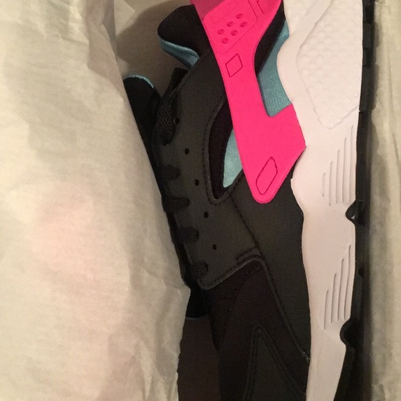 NWT Nike Air Huarache - Picture 2 of 8